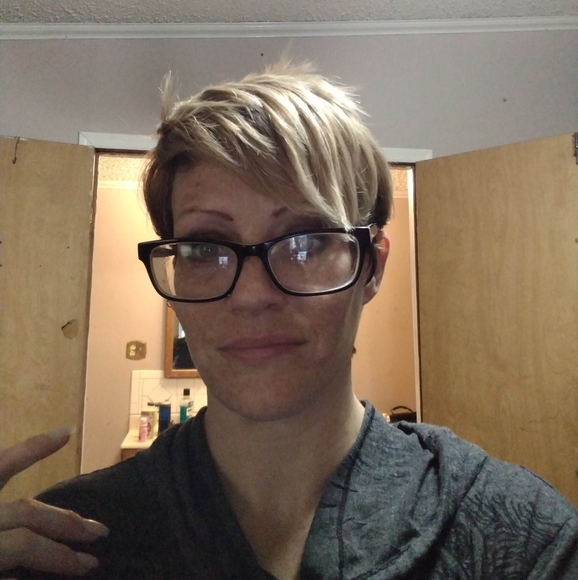 Meet your Posher, April Diane Ramirez - Picture 4 of 12